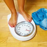 Stellen Sie sich nicht morgens, mittags und abends auf die Waage. Sich aber ein- bis zweimal in der Woche zu wiegen ist sinnvoll. So können Sie kleine Ausrutscher rechtzeitig entdecken und entsprechend gegensteuern.