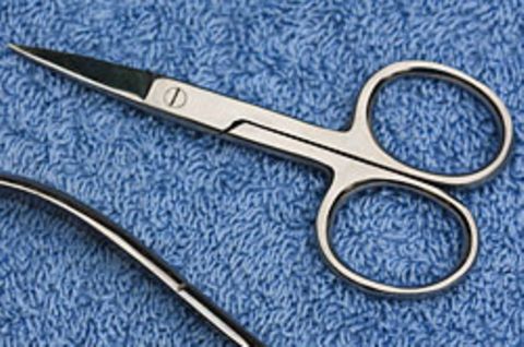 Eine Nagelschere brachte eine Frau in Verdacht, einen bewaffneten Diebstahl begangen zu haben