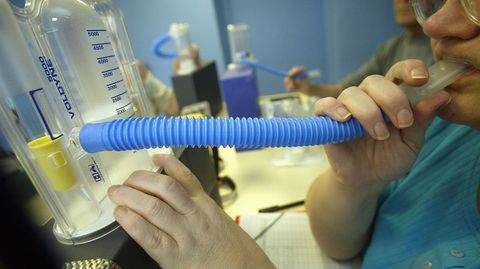 Das Spirometer ist das am häufigsten eingesetzte Gerät, um die Lungenfunktion zu überprüfen