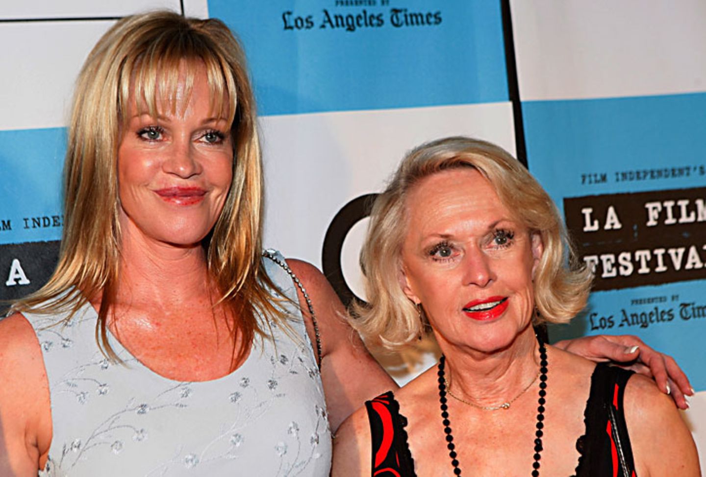 Tippi Hedren: Tippi Hedren war viermal verheiratet. Aus ihrer ersten Ehe ging eine Tochter hervor, die Filmschauspielerin Melanie Griffith. Wegen ihr war Hedren Anfang der 60er Jahre von New York nach Los Angeles gezogen. Ihre Tochter sollte in einem Haus mit Garten und Bäumen aufwachsen und in einer Nachbarschaft, in der sie herumlaufen und spielen konnte Tippi Hedren war viermal verheiratet. Aus ihrer ersten Ehe ging eine Tochter hervor, die Filmschauspielerin Melanie Griffith. Wegen ihr war Hedren Anfang der 60er Jahre von New York nach Los Angeles gezogen. Ihre Tochter sollte in einem Haus mit Garten und Bäumen aufwachsen und in einer Nachbarschaft, in der sie herumlaufen und spielen konnte