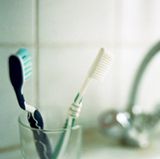 Stellen Sie Ihre Zahnbürste im Zahnputzbecher mit dem Kopf nach oben auf. So trocknet der Bürstenkopf gut aus und Bakterien können sich nicht einnisten.