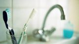 Stellen Sie Ihre Zahnbürste im Zahnputzbecher mit dem Kopf nach oben auf. So trocknet der Bürstenkopf gut aus und Bakterien können sich nicht einnisten.
