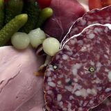 In Salami sitzen die Kalorien dicht an dicht: 3,7 Kilokalorien pro Gramm. Wurstsorten mit geringer Energiedichte sind etwa Corned Beef, Kochschinken ohne Fettrand oder Fleisch in Aspik