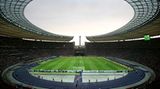 Mehr Kirchgänger als Stadionbesucher    Obwohl Religion unwichtiger geworden ist, gehen jeden Sonntag nachweislich mehr Bundesbürger in die Kirche als zu ihrem Fußballverein. Die Gotteshäuser besuchen etwa fünf Millionen Menschen, in die Fußballstadien gehen etwa 0,7 Millionen, so die Wissenschaftler