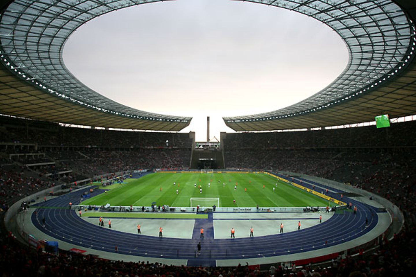 Mehr Kirchgänger als Stadionbesucher    Obwohl Religion unwichtiger geworden ist, gehen jeden Sonntag nachweislich mehr Bundesbürger in die Kirche als zu ihrem Fußballverein. Die Gotteshäuser besuchen etwa fünf Millionen Menschen, in die Fußballstadien gehen etwa 0,7 Millionen, so die Wissenschaftler