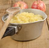 Bei vielen Obstsorten wie Apfel, Birne, Pfirsich oder Aprikose lassen sich die Allergene ausschalten, indem die Früchte mindestens drei Minuten lang gekocht werden. Verträglich sind in aller Regel Obstmus, Marmelade, eingekochte Früchte und Kuchen, bei dem das Obst mitgebacken wurde