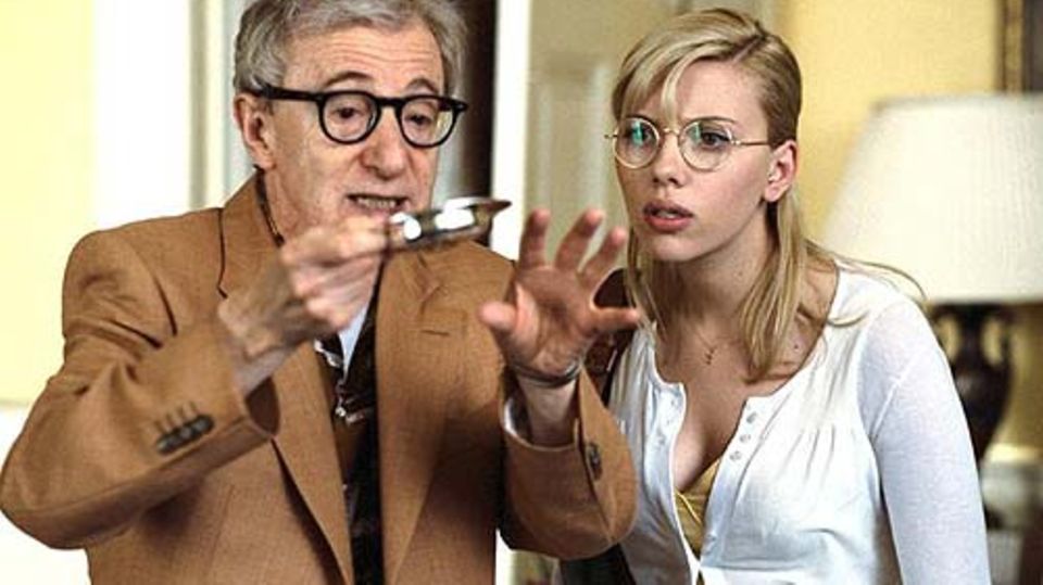 Was wird er als nächstes hervorzaubern? Der Magier Sid Waterman (Woody Allen) kümmert sich väterlich um die junge Amerikanerin Sondra Pransky (Scarlett Johansson)