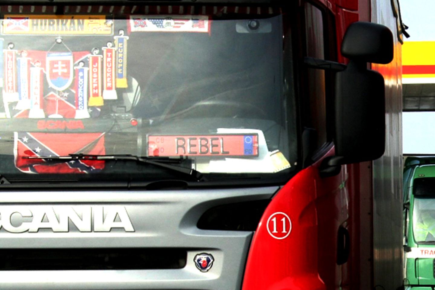 "Eigentlich sind es zwei Schildchen: eines für den Vornamen und eines für den Nachnamen. Das Schild für den Nachnamen rutscht beim Überholen auf der Autobahn aber leider immer in den Fußraum", ulkt Jörg P. aus Wiehl