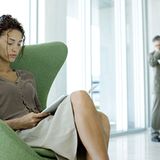 Wenn es schon ärmel- oder trägerlos sein soll, dann bietet sich die Kombination Kleid mit einem leichten Strickjäckchen an. Dieses kann leger über den Schultern getragen werden. So werden unerwünschte Achselblicke vermieden