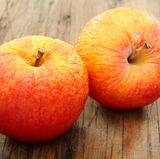 Auch braune, matschige Stellen an Früchten enthalten Giftstoffe. Werfen Sie die ganze Frucht weg, statt die Stellen nur herauszuschneiden