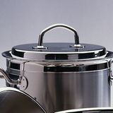 "Konsumgutschein zu verteilen ist für mich der größte Schwachsinn. Überhaupt werden unsere Steuergelder zu großzügig verteilt. Man bedenke: Hole ich mir immer wieder etwas aus dem Topf, in den ich vorher etwas rein tat, kann sich der Inhalt nie vermehren. So etwas weiß auch der Dümmste."    Gisela S.  Gesetzt den Fall, die Bürger bekämen tatsächlich Konsumgutscheine in Höhe von 500 Euro. Was würden sie damit machen? Und wären sie bereit, einen Eigenanteil obendrauf zu legen? Das fragten wir die stern.de-Leser. Hier die Ergebnisse.