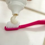 Eine erbsengroße Menge Zahnpasta ist völlig ausreichend. Kleinkinder verschlucken ohnehin den größten Teil der Paste - zumal, wenn diese auch noch gut schmeckt. Lassen Sie daher Zahnpasten mit Bonbon- oder Fruchtgeschmack im Regal stehen. Ab dem sechsten Lebensjahr können Sie die Kinderzahnpasta durch eine normale Zahncreme ersetzen.