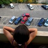 Unser Balkon soll schöner werden: Bevor der Urlaub auf Balkonien beginnen kann, sind Vorbereitungen nötig. Zum Beispiel Möbel und Sonnenschirm beschaffen