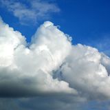 Eine mittelgroße Schönwetterwolke wiegt so viel wie 80 Elefanten