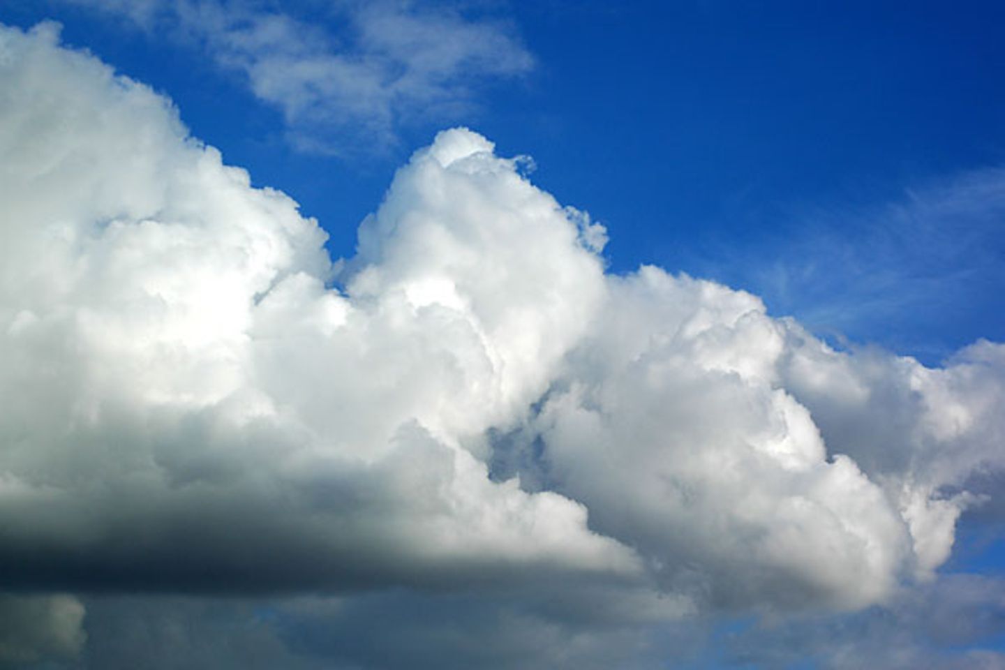 Eine mittelgroße Schönwetterwolke wiegt so viel wie 80 Elefanten
