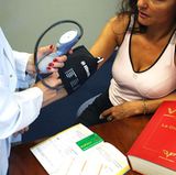 Beim Fremdenverkehrsamt erfahren Sie, welche Ärzte sich an Ihrem Urlaubsort mit Diabetes auskennen. Schreiben Sie sich die Adressen dieser Diabetologen am besten auf - dann fühlen Sie sich sicherer