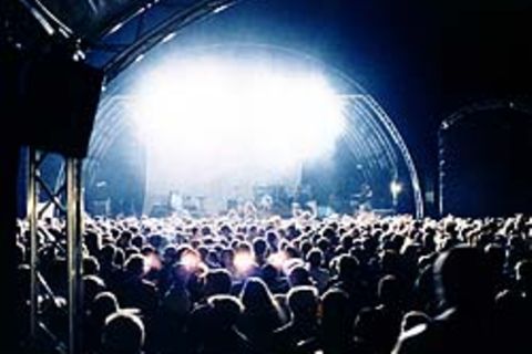 Auch 2006 trotzden mehr als 4000 Fans beim Haldern Pop den widrigen äußeren Bedingungen