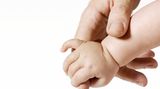 "Es ist gut für die Mutter-Kind-Bindung, wenn das Kind noch längere Zeit nach der Geburt auf die Mutter angewiesen ist. Und das ist wichtig für die spätere Versorgung der Eltern im Alter durch die Kinder", meint H. Albert aus Münster