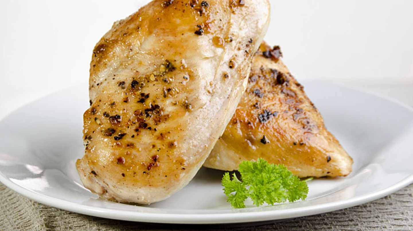 Essen Sie Fleisch in Maßen und lieber magere Stücke von Geflügel, Schwein, Kalb oder Rind als fette Wurst.