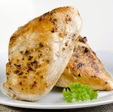 Essen Sie Fleisch in Maßen und lieber magere Stücke von Geflügel, Schwein, Kalb oder Rind als fette Wurst.