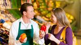 Ob beim Einkauf auf dem Markt, in Restaurants, Cafés oder wenn Sie bei Freunden zu Gast sind: Bei unverpackten oder zubereiteten Lebensmitteln sollten Sie fragen, ob möglicherweise Ihr Allergen darin enthalten ist