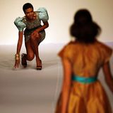 Sieht fast so aus, als hätte dieses Model Angst vor dem Laufsteg. Die Schöne hat den Catwalk auf der Fashion Show in Mexico City im Oktober 2009 kaum betreten, als es sie schon zu Boden reißt.