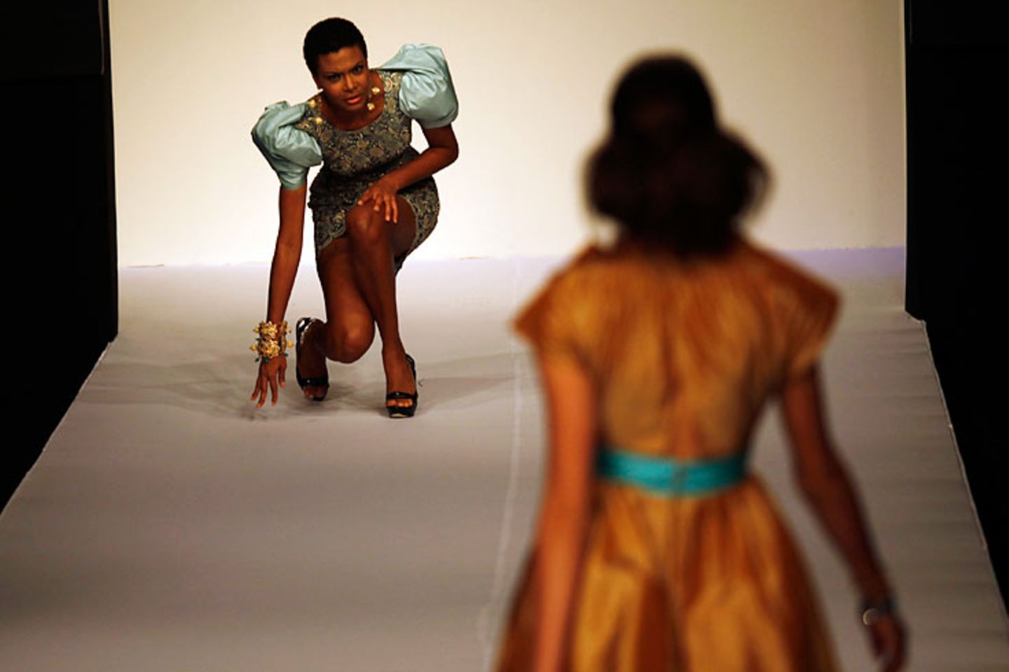 Sieht fast so aus, als hätte dieses Model Angst vor dem Laufsteg. Die Schöne hat den Catwalk auf der Fashion Show in Mexico City im Oktober 2009 kaum betreten, als es sie schon zu Boden reißt.