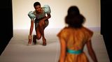 Sieht fast so aus, als hätte dieses Model Angst vor dem Laufsteg. Die Schöne hat den Catwalk auf der Fashion Show in Mexico City im Oktober 2009 kaum betreten, als es sie schon zu Boden reißt.