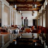 Die Lobby steht im Zeichen der Tradition: Im Flügel spiegelt sich die wieder freigelegte Kassettendecke