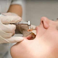 Heute versuchen Zahnärzte, die Zähne so lange wie möglich zu erhalten