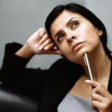 Kann man sich an etwas erinnern, das gar nicht stattgefunden hat?  Es ist sogar relativ einfach, jemandem eine falsche  Erinnerung einzureden. Wiederholung verstärkt diesen  Effekt, wie US-Studien bewiesen. Ein Mann etwa, dem  die Forscher weismachten, er habe als Kind auf einer  Hochzeitsfeier eine Schale Bowle verschüttet, konnte  sich bei der ersten Befragung nicht an den Vorfall  erinnern. Bei einer zweiten sagte er: "Natürlich habe  ich ordentlich Ärger deshalb bekommen!"