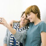 Knips und weg - die handlichen Digitalkameras haben die Fotografie revolutioniert. Selbst zum Tauchen dürfen einige der Geräte schon mit. "Eine Revolution - Bilder für jedermann/jederfrau," meint ein Leser.