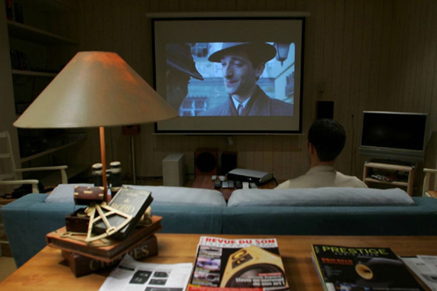 Popcornschlacht im Wohnzimmer: Mit einem Beamer wird das eigene Heim zum Kinosaal. Geraschel, Handyklingeln und halbstündige Werbeblöcke bleiben auch fern. "Der Beamer darf in der Liste nicht fehlen", meint ein stern.de-User