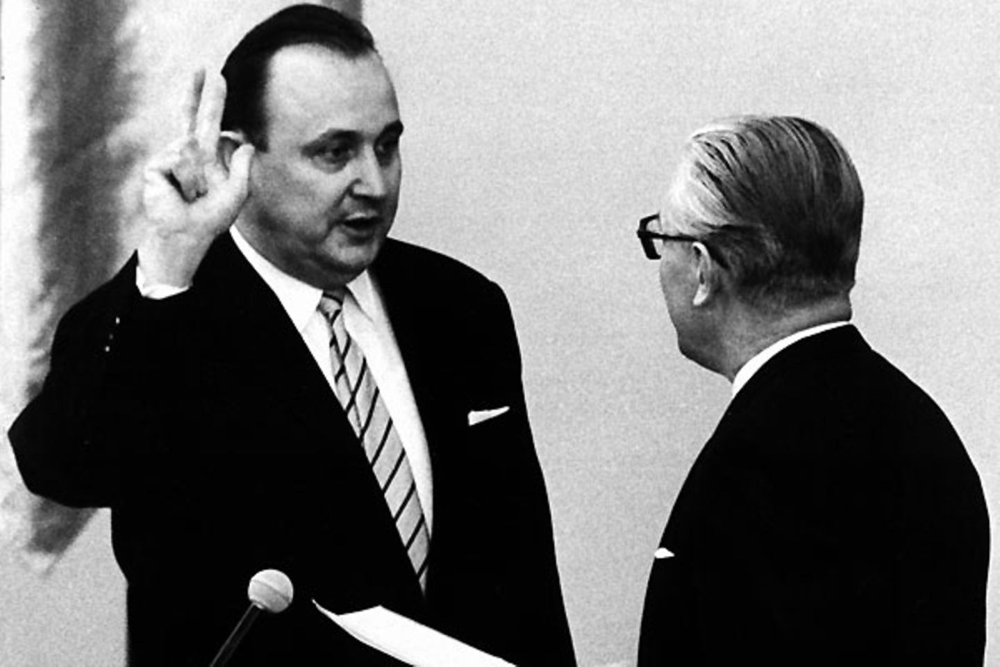 Genscher hatte maßgeblich an der Bildung der ersten sozialliberalen Koalition mitgewirkt, in der er dann im Oktober 1969 Innenminister wurde