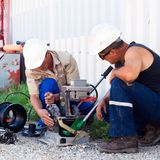 Seien Sie skeptisch, wenn die Firma auch Sanierungen durchführt, Staubsauger verkauft oder mit Baufirmen oder Versicherungen kooperiert. Da dies manchmal nicht gleich zu erkennen ist, erkundigen Sie sich, etwa bei der Verbraucherzentrale oder bei Stiftung Warentest