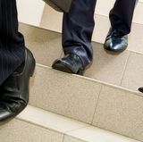 Bringen Sie sich auch im Alltag auf Trab: Widerstehen Sie Lift und Rolltreppe und erledigen Sie Dinge mit dem Rad und zu Fuß, anstatt das Auto zu benutzen.