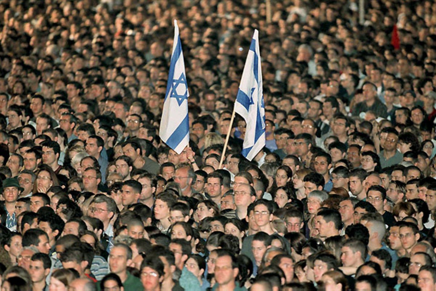 Jitzchak Rabin     Er ist der bisher einzige israelische Ministerpräsident, der ermordet wurde. Entsprechend groß war der Schock, den sein gewaltsamer Tod am 4. November 1995 bei der israelischen Bevölkerung hinterließ. Noch Jahre später gedachten Hunderttausende seiner Ermordung, wie hier am 31. Oktober 1998
