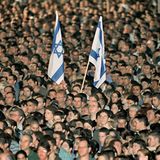 Jitzchak Rabin     Er ist der bisher einzige israelische Ministerpräsident, der ermordet wurde. Entsprechend groß war der Schock, den sein gewaltsamer Tod am 4. November 1995 bei der israelischen Bevölkerung hinterließ. Noch Jahre später gedachten Hunderttausende seiner Ermordung, wie hier am 31. Oktober 1998