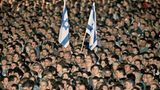 Jitzchak Rabin     Er ist der bisher einzige israelische Ministerpräsident, der ermordet wurde. Entsprechend groß war der Schock, den sein gewaltsamer Tod am 4. November 1995 bei der israelischen Bevölkerung hinterließ. Noch Jahre später gedachten Hunderttausende seiner Ermordung, wie hier am 31. Oktober 1998