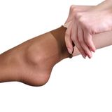 Nylonstrümpfe sind in Ordnung, wenn Sie Lederschuhe dazu tragen. Denn Feinstrumpfhosen sind so dünn, dass Sie darin gar nicht erst ins Schwitzen kommen