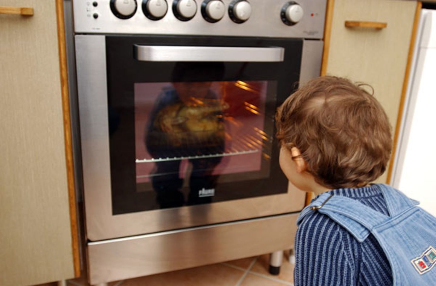 Backofen    Beim Backen können Sie auf das Vorheizen meist verzichten. Nutzen Sie die Backröhre möglichst für das Garen mehrerer Gerichte: Zum Hähnchen können Sie auch gleich das Gemüse mitschmoren