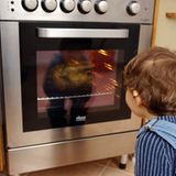 Backofen    Beim Backen können Sie auf das Vorheizen meist verzichten. Nutzen Sie die Backröhre möglichst für das Garen mehrerer Gerichte: Zum Hähnchen können Sie auch gleich das Gemüse mitschmoren