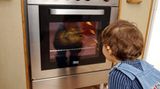 Backofen    Beim Backen können Sie auf das Vorheizen meist verzichten. Nutzen Sie die Backröhre möglichst für das Garen mehrerer Gerichte: Zum Hähnchen können Sie auch gleich das Gemüse mitschmoren
