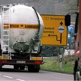 Gefahrgutfahrer: 1607 Euro    Sechs Tote und 40 Verletzte waren die Bilanz des Tankwagen-Unglücks in Herborn 1987. Bremsversagen. Für Verantwortung und Risiko werden einem Berufskraftfahrer im Bereich der Spezialtransporte in Hamburg nach Tarif 1607 Euro gezahlt. Weiterbildung und regelmäßige Medizinchecks sind Pflicht. Außer Führerschein und Zusatzprüfung ist keine Ausbildung erforderlich. Oft wird nicht nach Tarif bezahlt. Für gewöhnliche Brummi-Fahrer beträgt der Einstiegslohn zwischen 1488 und 1555 Euro, im Osten nur rund 1200 Euro. Im Fernverkehr gibt's 20 Cent pro Stunde mehr.