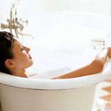 Ein heißes Bad  Suchen Sie Entspannungssituationen nach Ihrer persönlichen Vorliebe: Nehmen Sie ein entspannendes Vollbad mit duftenden Zusätzen - Rosmarin, Melisse oder Lavendel helfen beim Relaxen. So kann der Winter getrost kommen