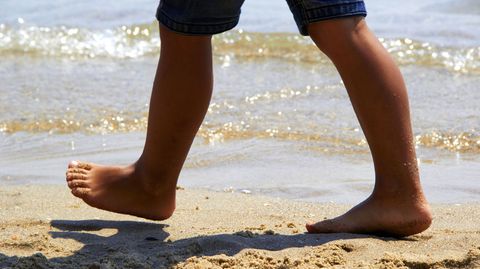 Sitzen die lästigen Gewächse an den Füßen, fällt das Laufen schwer