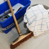 Leistungskomplex 12: Reinigung der Wohnung    Punkte: 100  Preis (bei Punktwert 0,0419 Euro): 4,19 Euro  Zeitkorridor:  Umfang: Reinigen von Fußböden, Möbeln und Haushaltsgeräten im allgemein üblichen Lebensbereich des Pflegebedürftigen, Trennen und Entsorgen des Abfalls (ABER keine Grundreinigung)