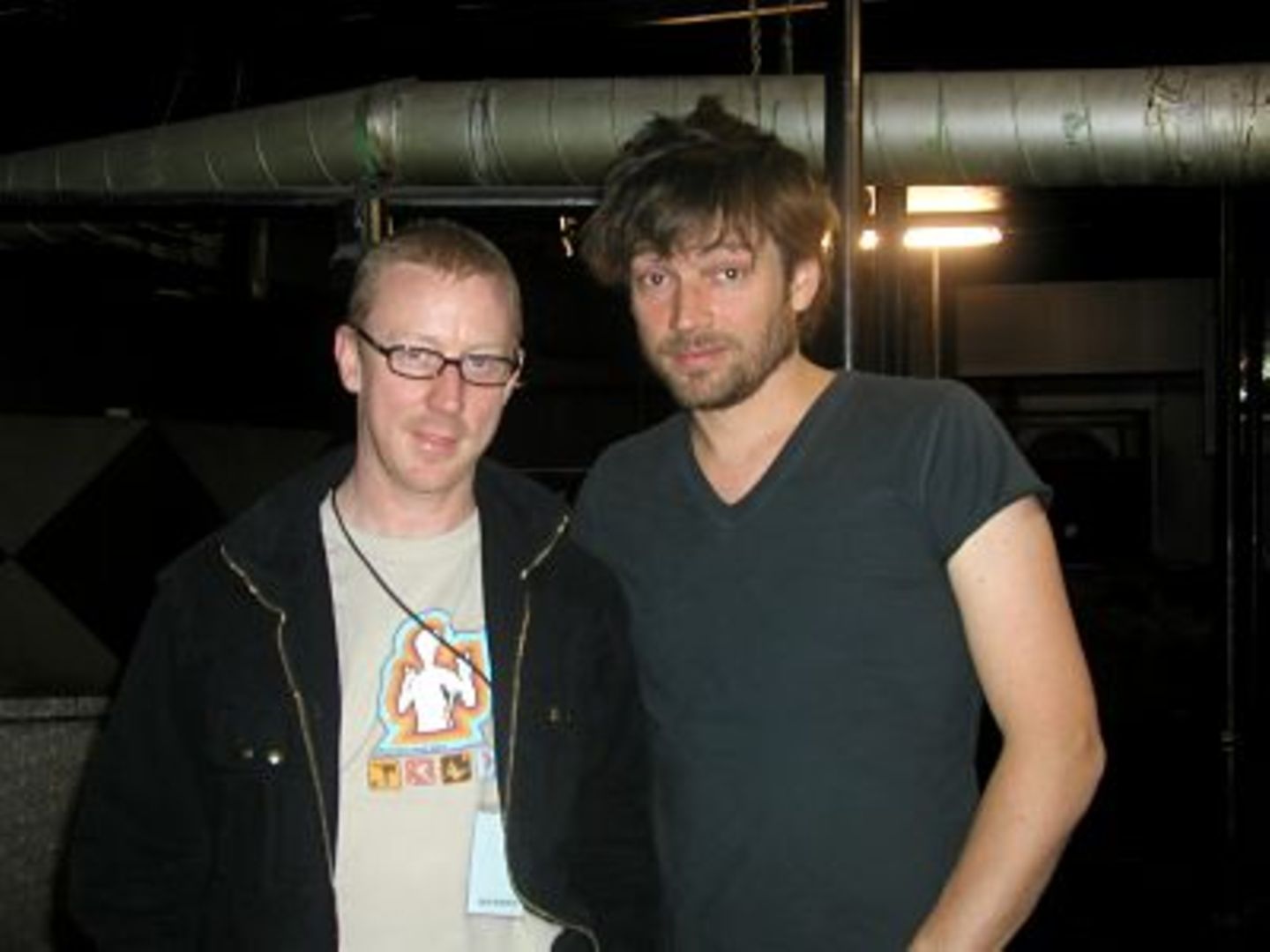Drummer Dave Rowntree (l.) und Bassist Alex James (r.) in den Gewölben unter der Bühne der "Großen Freiheit" in Hamburg