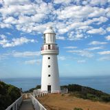 160 Jahre alt ist dieser Leuchtturm am Kap Otway. Er sollte die im Nebel herumirrenden Seefahrer vor den gefährlichen Felsriffen warnen. Trotz des Leuchtfeuers sanken noch viele Segelschiffe vor dieser zerklüfteten Steilküste