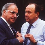 Helmut Kohl, der Kanzler der Einheit, hat Genschers Rolle bei der Wiedervereinigung nie öffentlich gerühmt. Doch durch seine langjährigen Vorarbeiten hatte Genscher die Basis für den 3. Oktober 1990 bereitet.